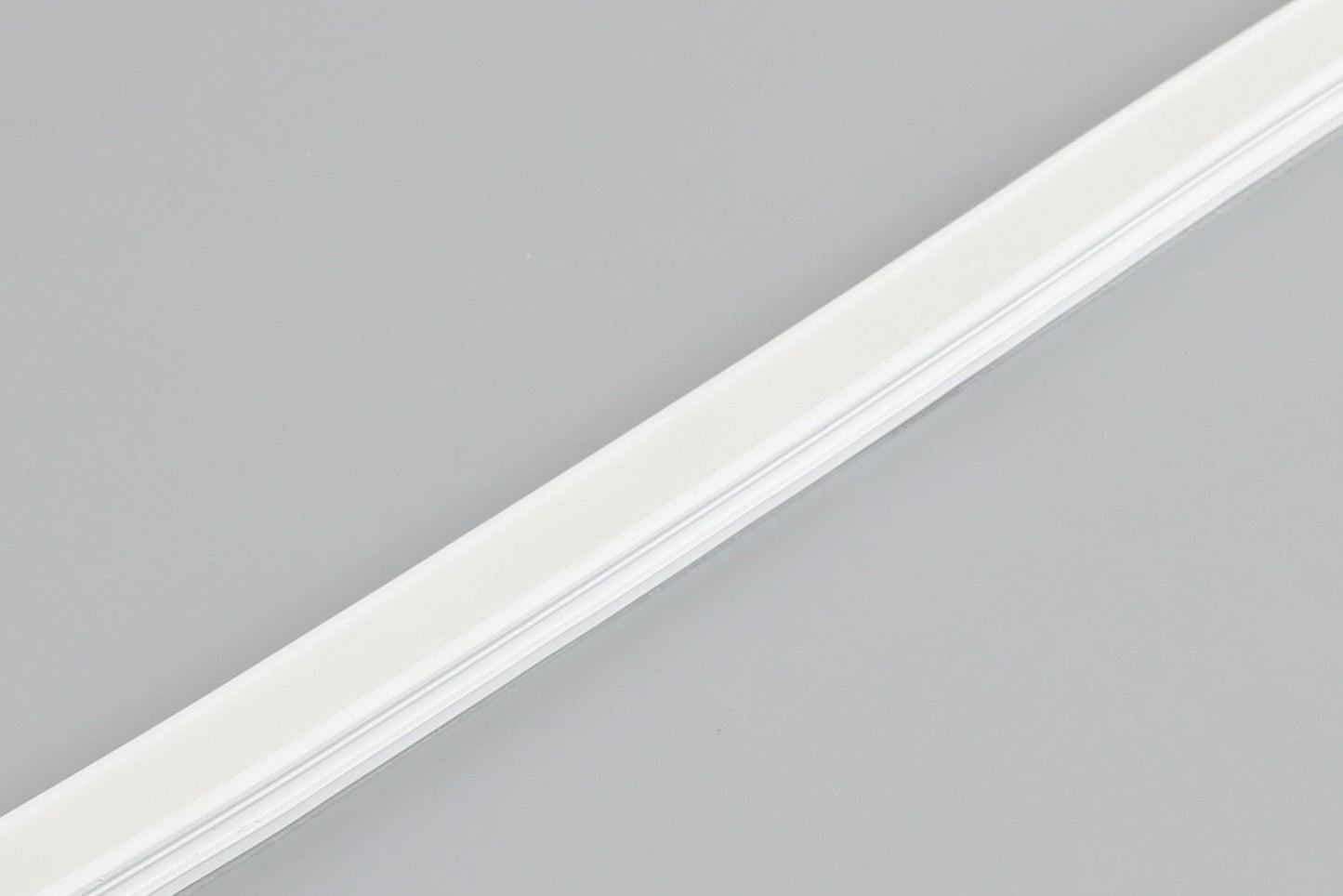 Coupez du ruban de silicone de 10 x 10 mm