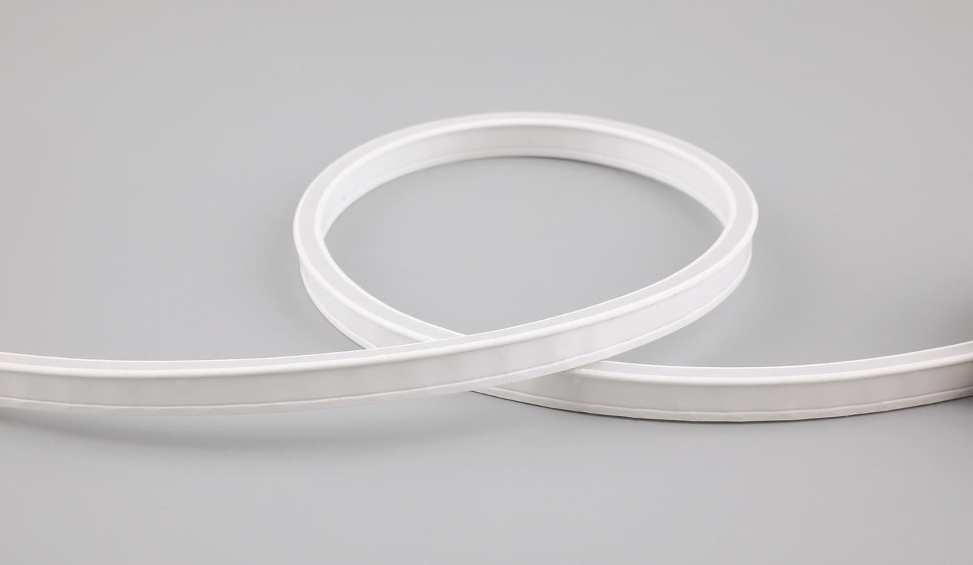 Coupez du ruban de silicone de 5 x 6 mm