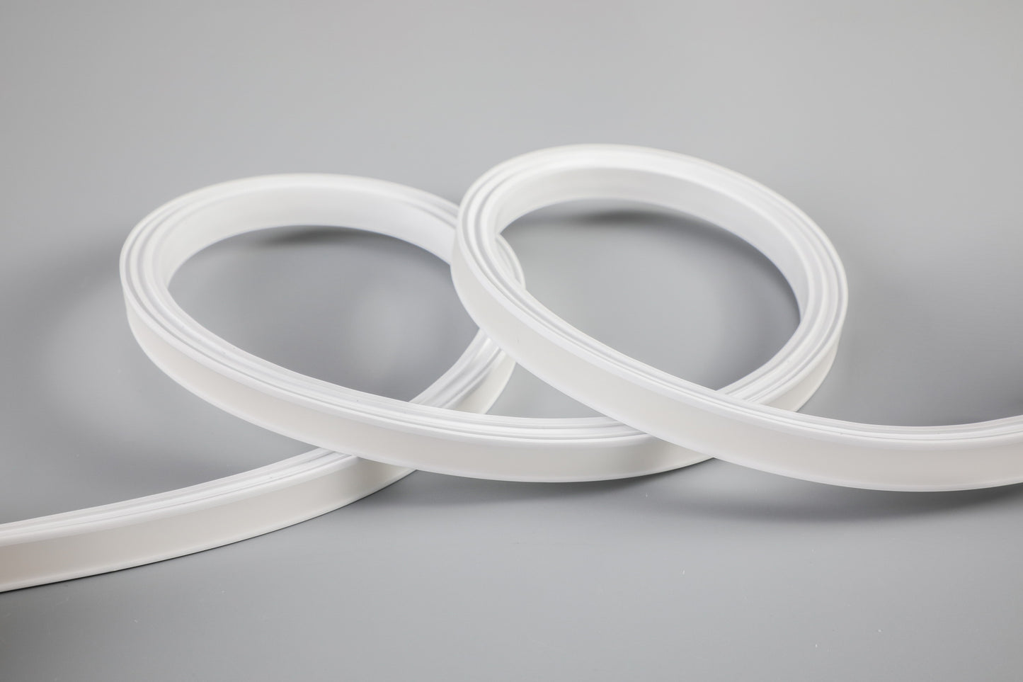 Coupez du ruban de silicone de 10 x 10 mm